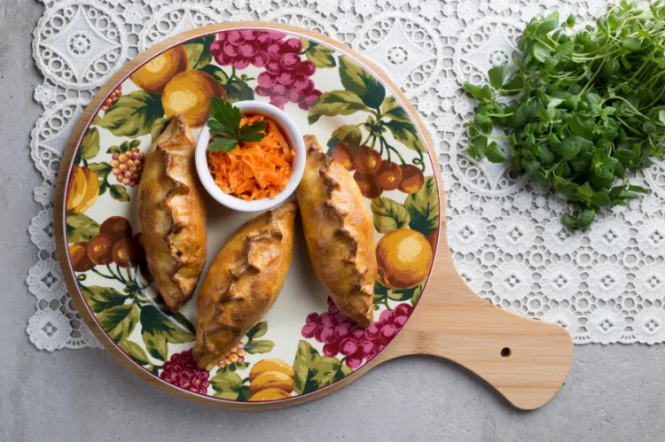 Kibiny, czyli litewskie pierogi z ciasta drożdżowego wielkości ok. 10-15 cm, tradycyjnie zawierają mięsny farsz z baraniny. Familia Bistro w świątecznej ofercie przygotowała je w kilku smakach.
