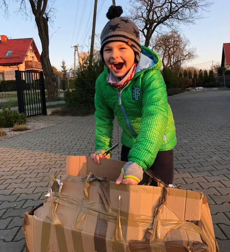 Pierwsza reakcja 9-letniego Ludwika ze śląskich Żor, gdy otrzymał przesyłkę od podchorążych - studentów Akademii Marynarki Wojennej w Gdyni. 