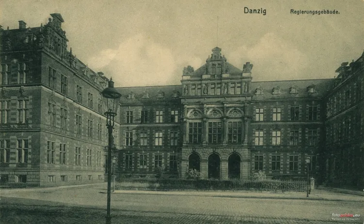 Gmach Senatu Wolnego Miasta Gdańska przy ul. Nowe Ogrody został zniszczony pod koniec II wojny światowej. W jego miejscu znajduje się dziś Urząd Miejski.