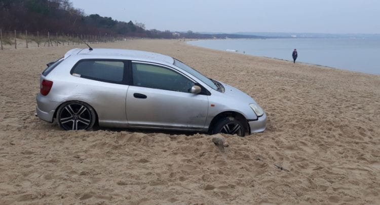 O porzuconym na plaży samochodzie policjantów powiadomili mieszkańcy.