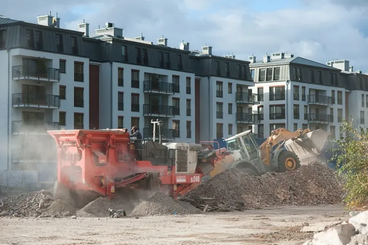 Kończące się wyburzenia u styku ulic Angielska Grobla i św. Barbary to przygotowania do budowy nowego osiedla. W tle budynki apartamentowców Szafarnia. 