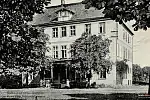 Dwór Konradshammer na zdjęciu wykonanym ok. 1910-1915 r. W latach 30. XX wieku zostało do niego dobudowane skrzydło, w którym po 1990 r. znalazła się siedziba Instytutu Psychlogii UG.