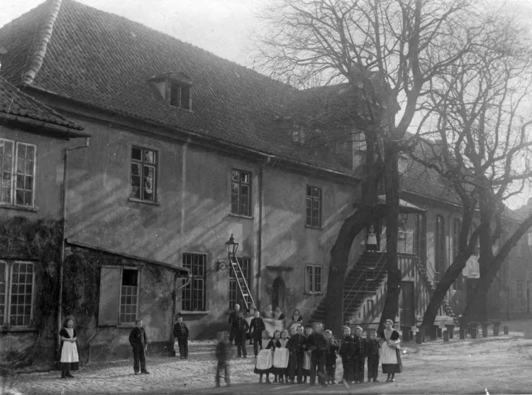 Pracownicy i wychowankowie Domu Dobroczynności i Sierot, 1906 r.
