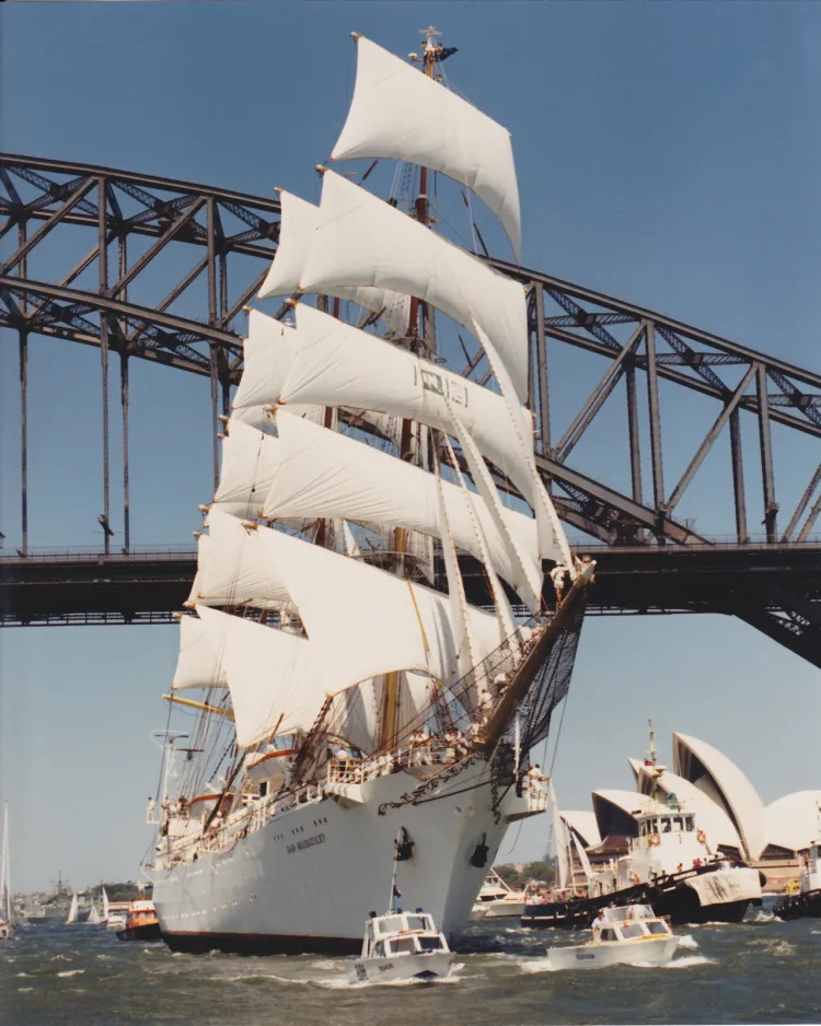 Dar Młodzieży przepływa pod mostem w Sydney - rejs dookoła świata.