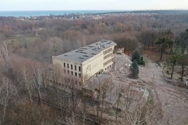 Instytut Psychologii UG został ulokowany w wyburzanym właśnie budynku po 1990 r. Funkcjonował tam do 2008 r., kiedy to został przeniesiony do nowo wybudowanego gmachu Wydziału Nauk Społecznych na terenie kampusu w Oliwie.