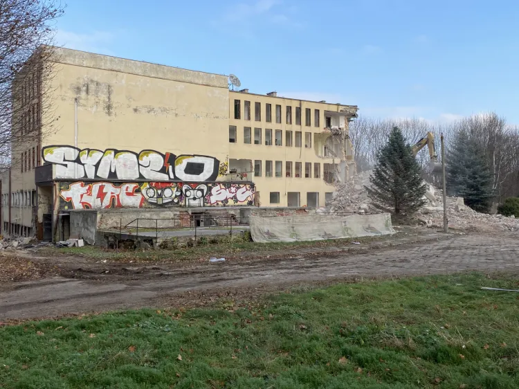 Wyburzany budynek stanowił niegdyś skrzydło dworu Konradshammer. Jego piwnice znajdują się pod stropem, który widać na pierwszym planie zdjęcia. Decyzją konserwatora zostały one wpisane do rejestru zabytków.
