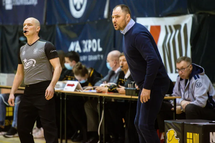Wojciech Szawarski (z prawej) ostatnie minuty spotkania z Basketem Bydgoszcz musiał oglądać z trybun. Trener Politechniki został odesłany na nie za dyskusje z sędziami, a jego drużyna przegrała mecz z wicemistrzyniami Polski różnicą 3 pkt.