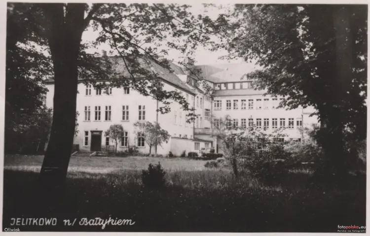 Nieistniejący dwór Kondradshammer (po lewej) oraz dobudowane do niego w latach 30. XX wieku skrzydło. Zdjęcie zostało wykonane w 1952 r.
