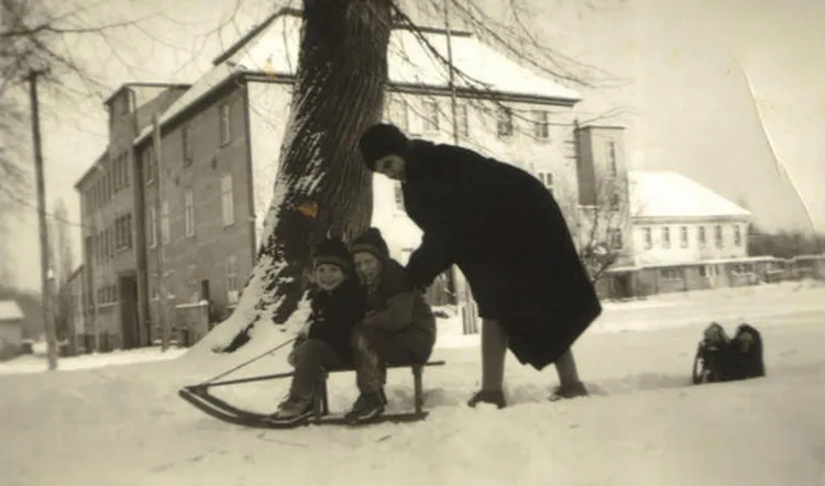 Ostatnie lata istnienia dworu Konradshammer. Zdjęcie zostało wykonane w 1963 r.