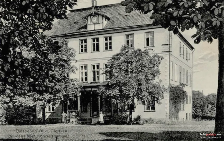 Dwór Konradshammer na zdjęciu wykonanym ok. 1910-1915 r. W latach 30. XX wieku zostało do niego dobudowane skrzydło, w którym po 1990 r. znalazła się siedziba Instytutu Psychlogii UG.