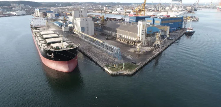Przebudowa Nabrzeża Norweskiego bezpośrednio związana jest z projektem pogłębiania toru podejściowego  oraz akwenów Portu Gdynia.