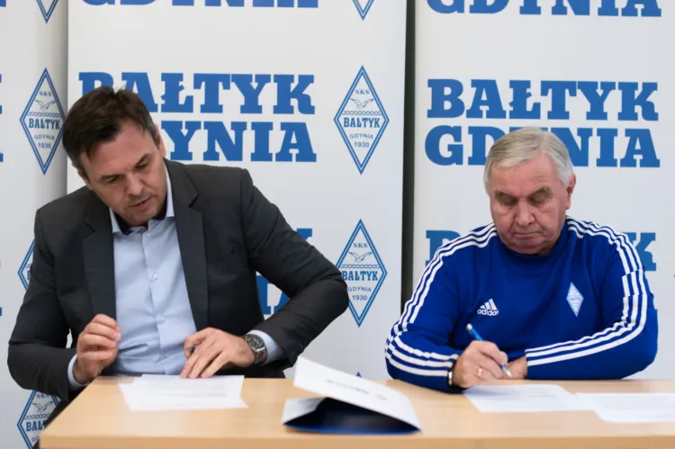 Prezes Bałtyku Gdynia Jacek Paszulewicz (z lewej) i trener Jerzy Jastrzębowski (z prawej) podczas podpisywania nowej umowy.