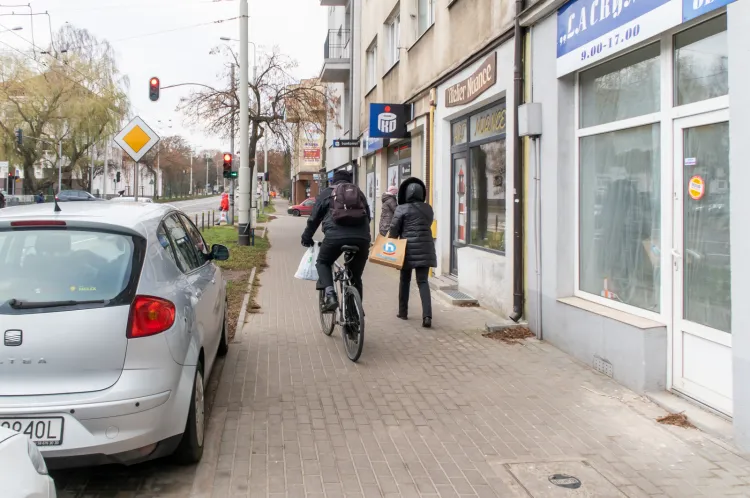 Urzędnicy wybrali przebieg drogi rowerowej wzdłuż ul. Wielkopolskiej po stronie północnej, sąsiadującej z pl. Górnośląskim. 