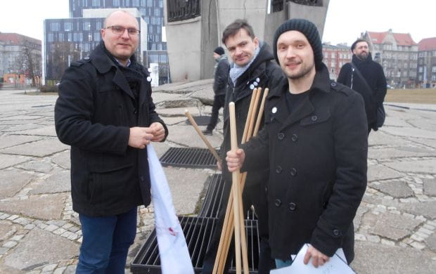 W ekipie znalazł się też Łukasz Cora (na zdjęciu po lewej stronie), były radny i przewodniczący dzielnicy Aniołki oraz doktor z Wydziału Prawa i Administracji UG. 