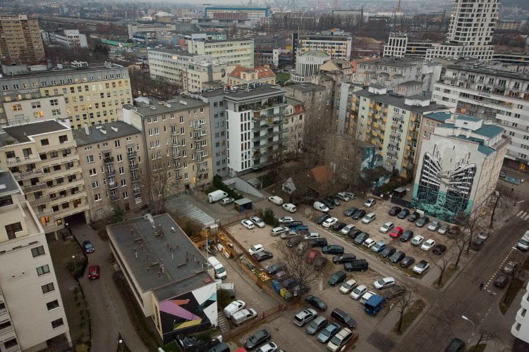 Na działce przy ul. Stefana Żeromskiego w Gdyni dziś mieści się parking. Deweloper będzie mógł tu wybudować mieszkania i lokale usługowe.