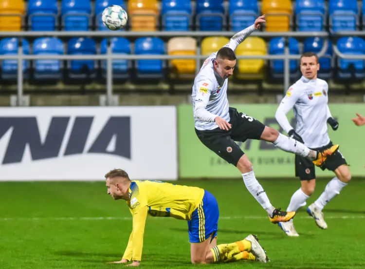 Arka Gdynia rundę wiosenną zakończyła dwoma remisami z rzędu. Na zdjęciu Bartosz Kwiecień i Przemysław Stolc, wychowanek UKS Cisowa Gdynia, a w latach 2010-17 piłkarz żółto-niebieskich. 