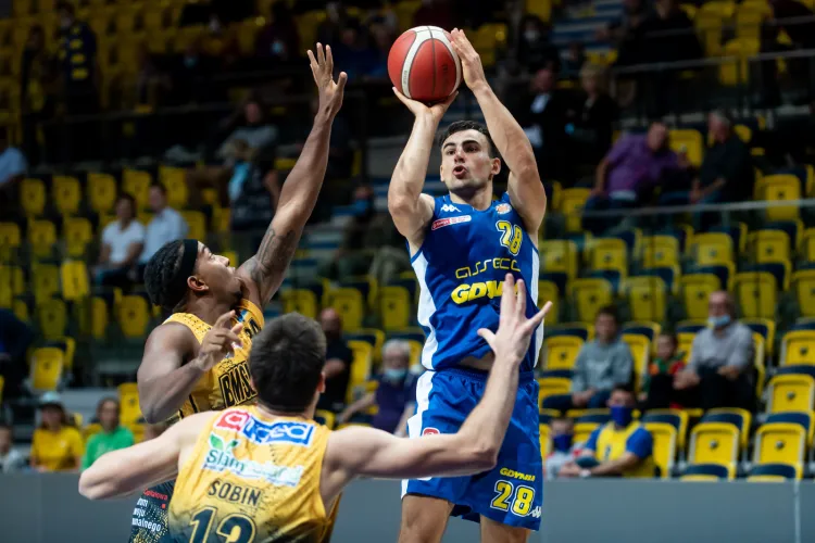 Przemysław Żołnierewicz notuje w tym sezonie Energa Basket Ligi średnio 17,1 pkt na mecz. To aż o blisko 5 więcej niż w jego najlepszych pod tym względem rozgrywkach  2016/17 i 2017/18.