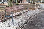Zabrudzone ławki przy parku Centralnym w Gdyni.