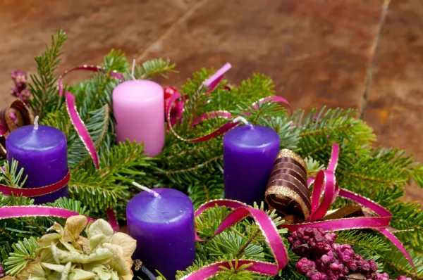Austriacy czas, jaki pozostał do Bożego Narodzenia, odliczają poprzez zapalanie świec na wieńcach adwentowych (Adventskranz) - w każdą z czterech niedziel adwentu zapala się kolejną, przy czym trzecia - różowa - symbolizuje niedzielę Gaudete (niedzielę radości). Można też spotkać wieńce ze świecami czerwonymi, symbolizującymi nadzieję. W Polsce takie wieńce stały się popularną ozdobą świąteczną. 