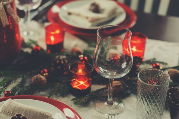 W tym roku, zgodnie z rządowym rozporządzeniem, przy świątecznym stole mogą zasiąść domownicy plus pięć dodatkowo zaproszonych osób.