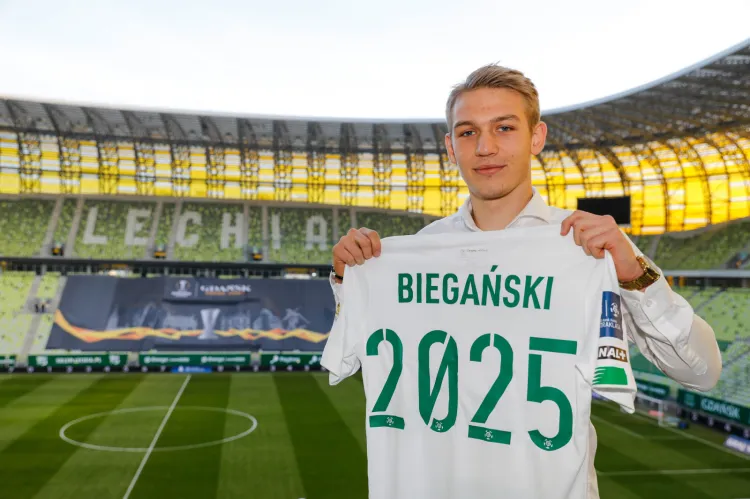 Jan Biegański związał się z Lechią Gdańsk kontraktem do końca sezonu 2024/25. Dotychczas występował w I-ligowym GKS Tychy.