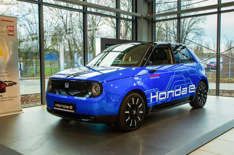 Nowa Honda e zaparkowała w strefie ekspozycyjnej gdańskiego salonu.