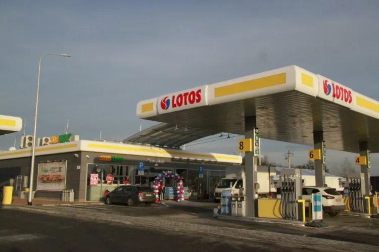 Spółka Lotos Paliwa posiada ponad 500 stacji paliw w całym kraju, co stawia ją na trzecim miejscu pod względem liczby stacji paliw w Polsce i cały czas inwestuje w nowe. 