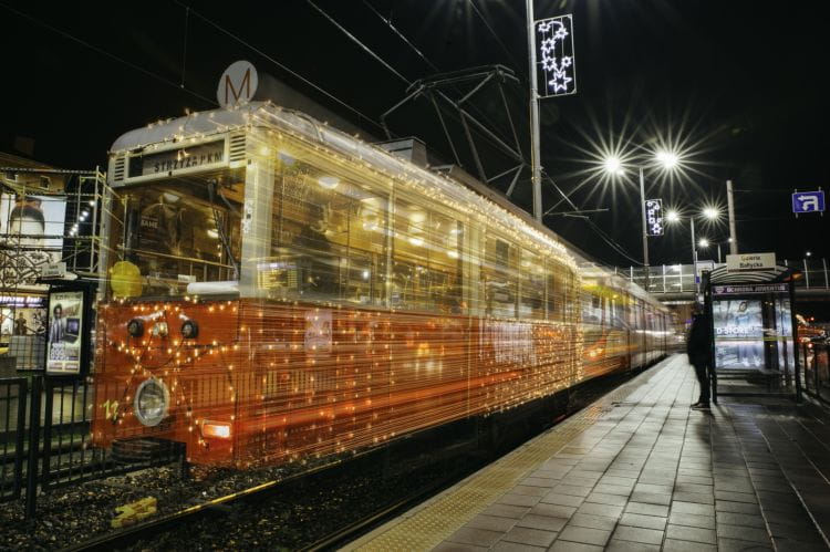 Świąteczny tramwaj to ozdobiony lampkami Konstal N z 1952 r., popularnie nazywany N-ką.