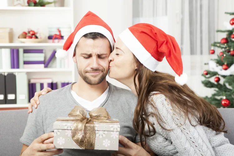 Kupujemy świąteczne prezenty bliskim, bo chcemy sprawić im przyjemność, jednak nie zawsze udaje nam się trafić w ich gusta. 