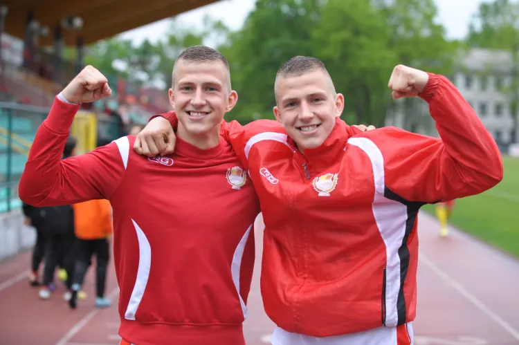 Łukasz (z lewej) i Rafał (z prawej) Wolsztyńscy nawet na wypożyczenia udawali się wspólnie. Kadr pochodzi z przygody w II-ligowej Legionovii w 2016 roku.