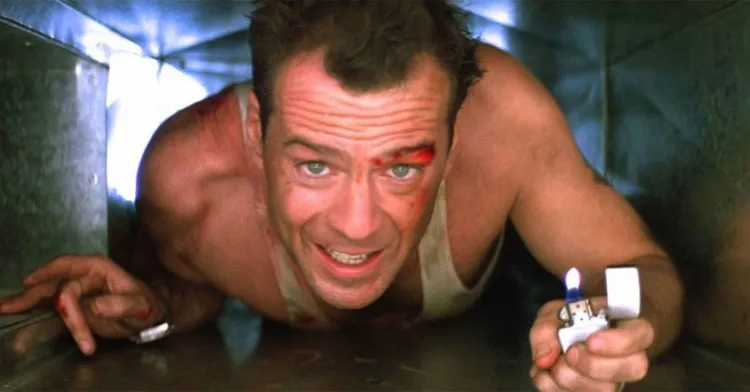 "Szklana pułapka" z pewnością nie wpisuje się do końca w kanon świątecznych filmów, ale wielu widzów nie wyobraża sobie filmowej Gwiazdki bez towarzystwa Johna McClane'a. 