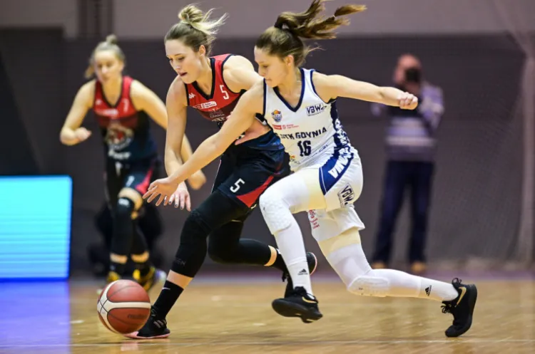 W trójmiejskich derbach koszykarek lepsze okazała się DGT AZS Politechnika Gdańska. Na zdjęciu w walce o piłkę Jowita Ossowska (nr 5) i Justyna Rudzka (nr 16).