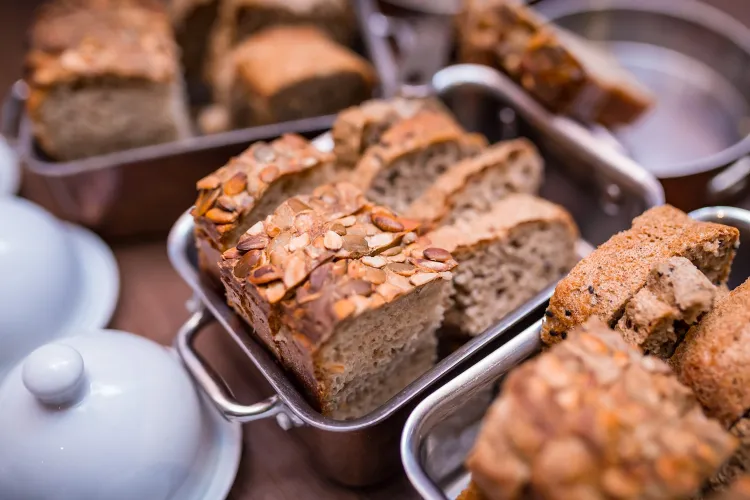 Najdłużej świeżość zachowa chleb z mąki żytniej, pieczony na naturalnym zakwasie. Takie wyroby, odpowiednio przechowywane, mogą utrzymać dobry smak nawet przez 10 dni. 