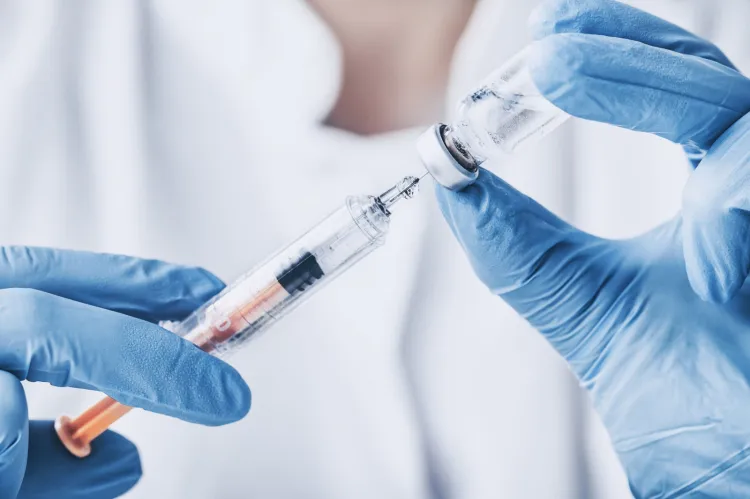Z badań wynika, że 47 proc. ankietowanych skłania się do twierdzenia, że bardziej boją się powikłań po szczepieniu.