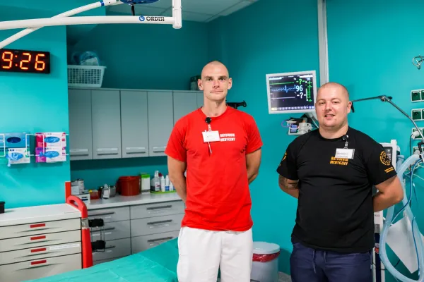 Bartosz Krasiński i Łukasz Wrycz-Rekowski to ratownicy medyczni z wieloletnim stażem. Wspólnie prowadzą Fundacje AID Ratunek, której nadrzędnym celem jest szerzenie informacji o prawidłowym wyborze placówek medycznych, aby pobyt w nich był dla pacjenta jak najmniejszym przeżyciem i stresem.