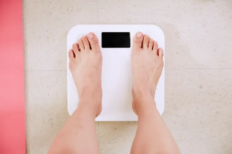 Obsesyjne ważenie się nie pomoże w utracie zbędnych kilogramów. Waga zależy od wielu czynników i trudno jest uzyskać rzeczywisty pomiar. Istotny jest procentowy skład masy ciała - jaka część to mięśnie, a jaka tłuszcz.