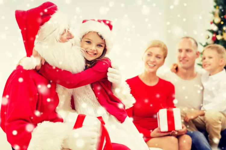 Święty Mikołaj to nie jedyna postać odpowiedzialna za "dostarczanie" świątecznych prezentów. W niektórych regionach Polski robią to Gwiazdorzy, Aniołki, a nawet Dzieciątko.