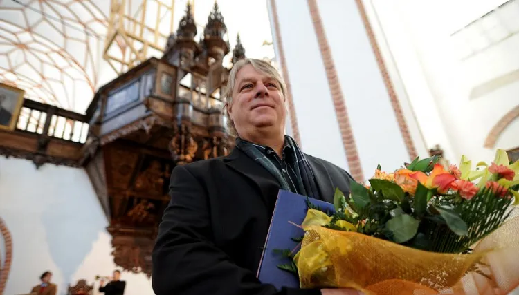 Organmistrz Kristian Wegscheider z Drezna odbuduje wielkie organy w kościele św. Trójcy. 