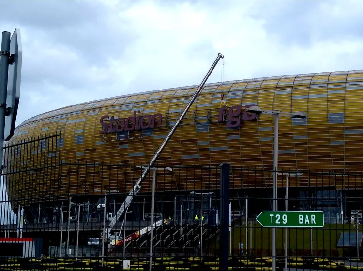 Wkrótce ze stadionu w Letnicy zniknie logo Energi. Na zdjęciu demontaż napisu w 2018 r. związany z naprawą uszkodzonych liter.
