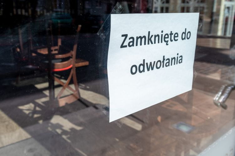 Według szacunków ekspertów w czasie pandemii w wielu lokalach gastronomicznych zyski spadły nawet do 90 proc., a blisko 30 proc. z tych miejsc może nie przetrwać kryzysu i na stałe zniknie z kulinarnej mapy Polski.