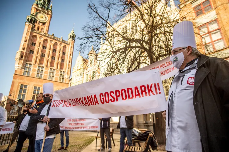 Protest pracowników gastronomii przy fontannie Neptuna w Gdańsku.