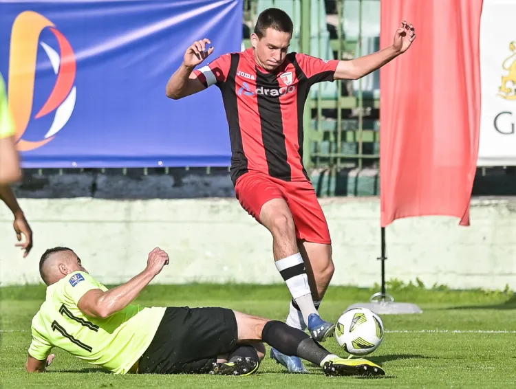 Jakub Wireński (w czerwono-czarnym stroju) wraz z Jaguarem Gdańsk latem walczył z I-ligową Puszczą Niepołomice o awans do 1/32 finału Pucharu Polski.