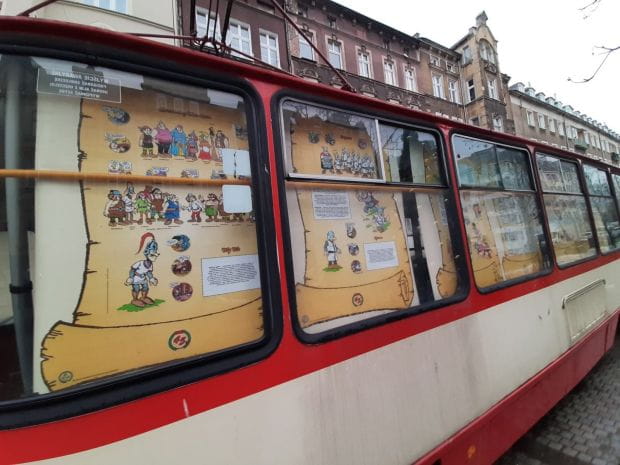 Wystawa zdobi okna tramwaju przy ulicy Wróbla, a także opowiada historię powstania rysunkowych postaci stworzonych przez sopocianina prawie 50 lat temu.