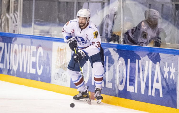 Dawid Maciejewski przed sezonem związał się ze Stoczniowcem po rocznej przerwie od ligowego hokeja. Obrońca poprosił jednak o rozwiązanie kontraktu podczas świąteczno-noworocznej przerwy.