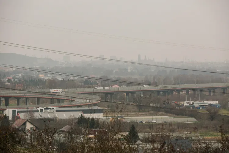 Widok z nowego punktu widokowego w rejonie ul. Kątowej. Na pierwszym planie estakada południowej obwodnicy, w oddali zabudowa Śródmieścia Gdańska.