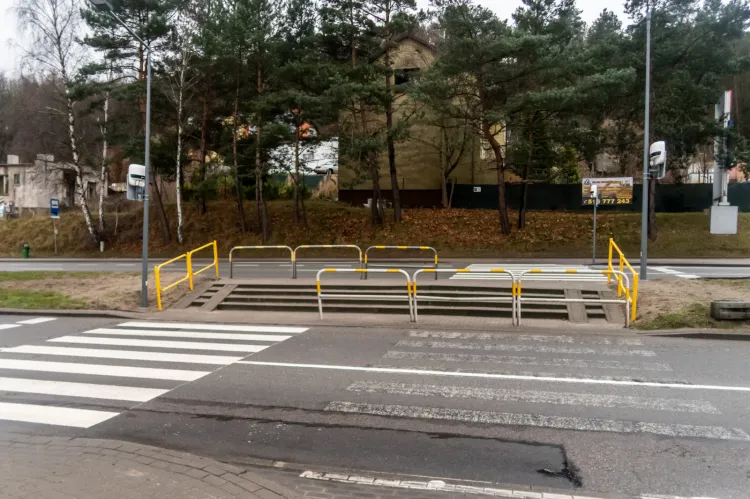 Dodatkowe elementy na przejściu dla pieszych na ul. Morskiej w Gdyni.