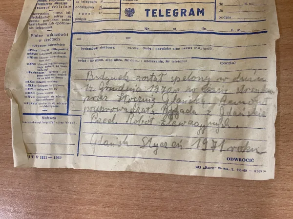 Telegram napisali robotnicy pracujący przy odbudowie spalonego po części dworca w 1971 r. 