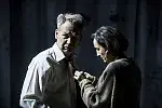 Mirosław Baka i Anna Kociarz w spektaklu "Śmierć komiwojażera" w Teatrze Wybrzeże.