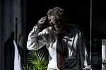 Mirosław Baka w spektaklu "Śmierć komiwojażera" w Teatrze Wybrzeże.