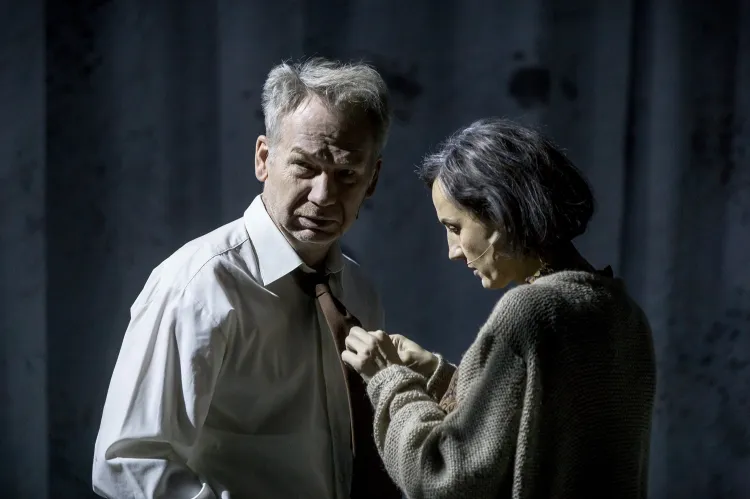 Mirosław Baka i Anna Kociarz w spektaklu "Śmierć komiwojażera" w Teatrze Wybrzeże.